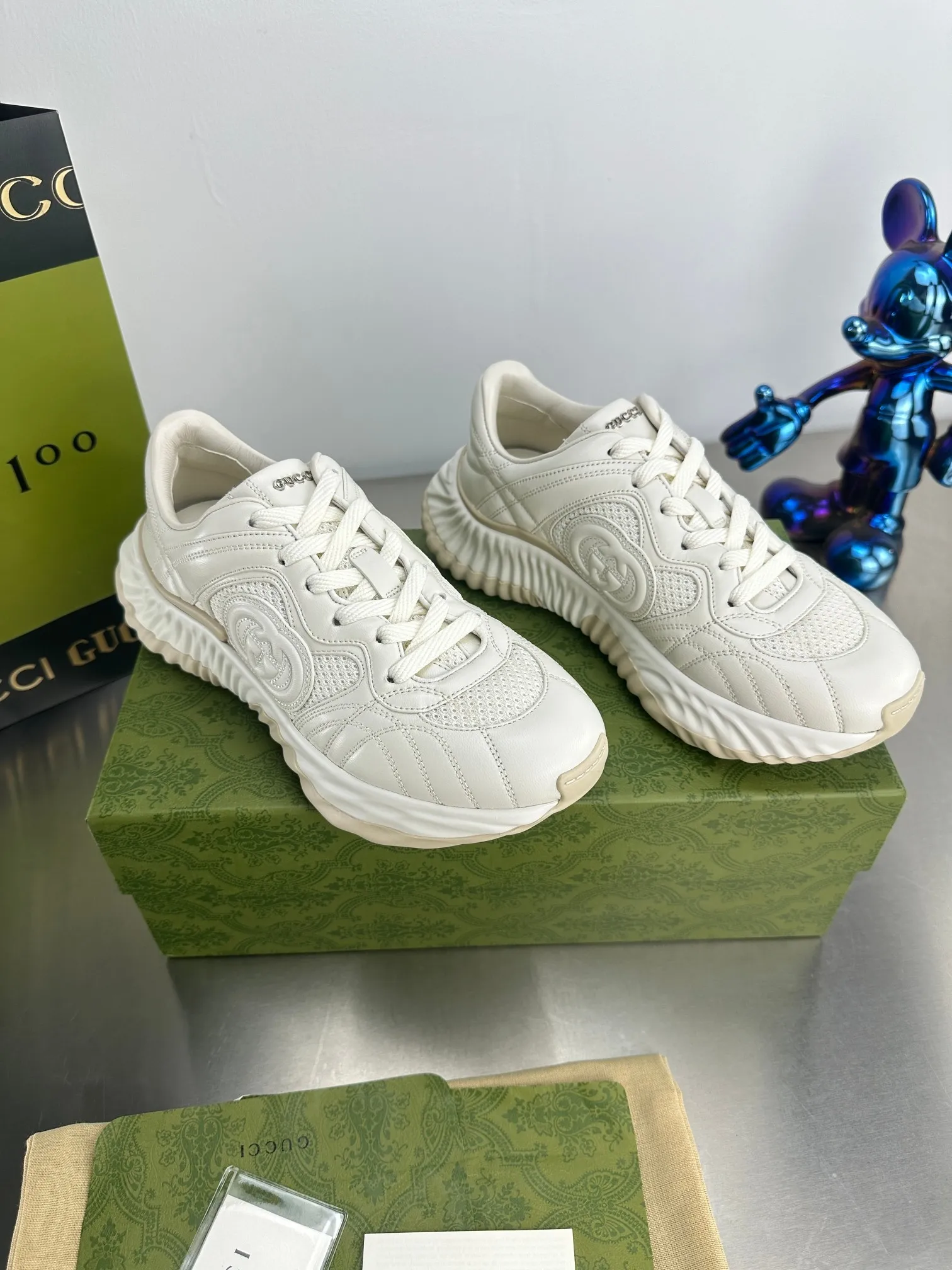 👟👟Ex-factory price 800👟👟 Top version 🔝Purchased and developed from the original version. This new sneaker adopts a thick-soled design, with stitched sheepskin upper and breathable mesh. Show full sense of technology. The 3D effect interlocking double G leather patch and Gucci letter metal accessories, two brand logo details, inject a dazzling texture into the overall design. The details are more substantial! ...